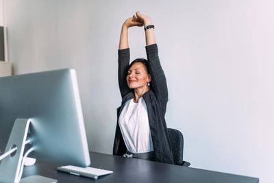 Menjaga Waras di Kantor: 4 Rahasia Filosofi Stoik untuk Kendalikan Emosi Kerja