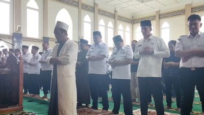 Ratusan Warga Lampung Selatan Salat Gaib untuk Korban Kecelakaan Kereta di Bekasi