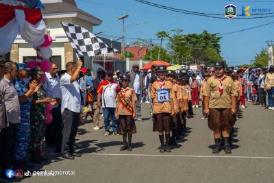 Semarak Hardiknas 2026, Asisten II Setda Morotai Buka Lomba Gerak Jalan Kreasi