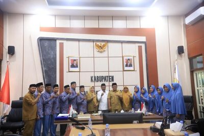 Sekda Halteng Resmi Lepas 12 Jemaah Calon Haji Tahun 2026