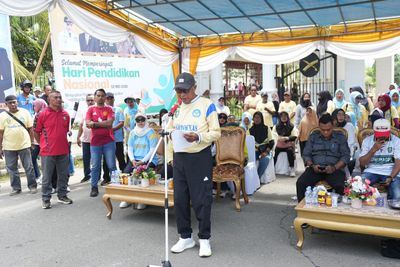Pelajar Kepulauan Sula Adu Kreasi Gerak Jalan Indah Sambut Hardiknas 2026