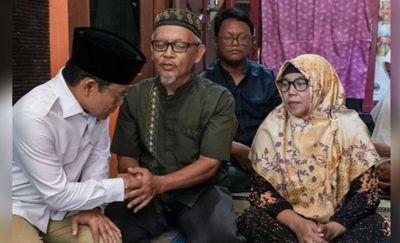 Menko Muhaimin Serahkan Santunan BPJS Ketenagakerjaan untuk Korban Kecelakaan Kereta Bekasi