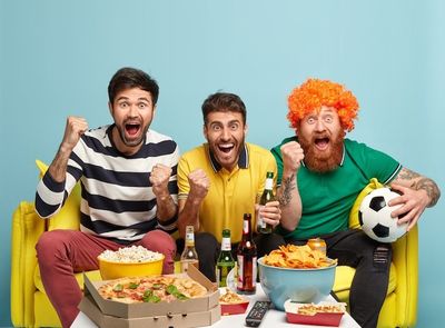 Studi: Tak Mau Ketinggalan Gol, 82% Penonton Bola Andalkan Pesan Makanan Online