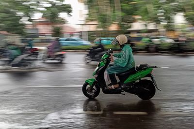 4 Tips Aman Berkendara di Jalan Basah