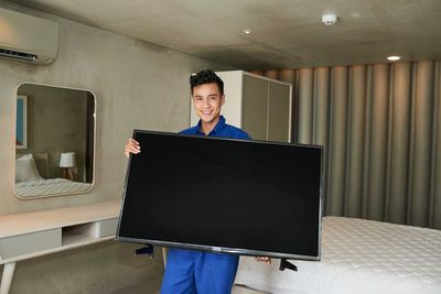 Ukuran TV 43 Inch Berapa Cm? Cek Detail Dimensi dan Jarak Tonton Idealnya!