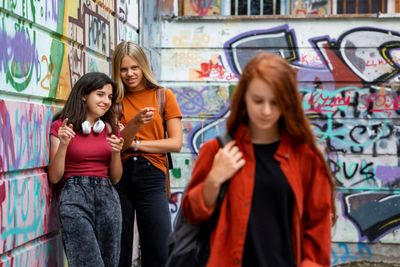 Sering Dibanding-Bandingkan? Hati-Hati, Itu Bukan Teman Baik — Tapi Toxic Friendship yang Menjatuhkanmu!