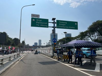 Imbas May Day di Depan Gedung DPR MPR RI, Gerbang Tol Slipi Ditutup