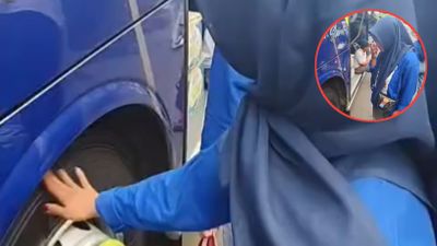 Kocak! Ibu-ibu Ini Cium Ban Bus agar Tidak Mabuk Perjalanan