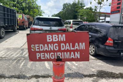 Kelangkaan BBM di Sejumlah Wilayah Riau, Warga Antre Panjang di SPBU