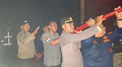 Polres Tanjab Barat Terjunkan Personel Amankan Lokasi dan Bantu Padamkan Api di Pasar Teluk Nilau