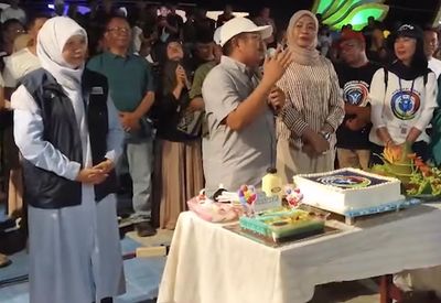 Alun-alun Kota Gerung Ramai, Bupati LAZ Disambut Hangat Keluarga Jemaah Haji