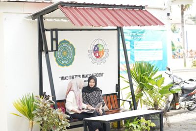 Tak Lagi Bergantung dengan Listrik PLN, Mahasiswa UMKU Hadirkan Kursi Tunggu Bertenaga Surya