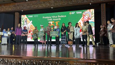 Juara Bertahan! Anjungan Kalsel Raih Penghargaan Terbaik I Pradana Nitya Budaya di HUT ke-51 TMII