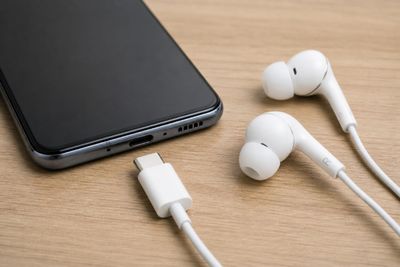 6 Alasan Kenapa Lubang Headset HP Sekarang Banyak Pakai Type-C, Bukan Cuma Ikut Tren!