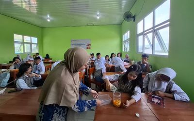 Dosen Itera Ajak Siswa Ubah Limbah Kulit Jeruk & Kayu Manis Jadi Pembersih Lantai Alami