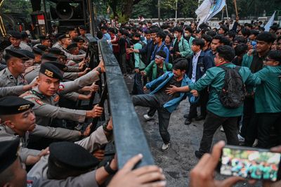 Apakah Polisi Boleh Memukul saat Demo? Ini Aturan Hukum dan SOP-nya