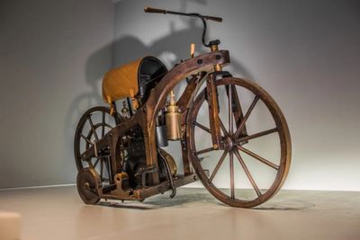 Penemu Sepeda Motor Pertama, Awalnya dari Kayu