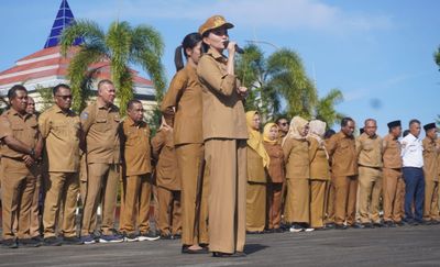 Gubernur Sherly Tjoanda Tekankan Disiplin ASN, Target PAD, dan Perbaikan Layanan Dasar di Apel Gabungan