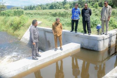 Respons Cepat Krisis Air, Bupati Ikram Tinjau Irigasi Wairoro: Target 200 Hektar Sawah Produktif