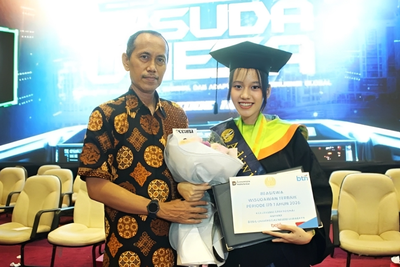 Sempat Minder karena Tertinggal, Bitha Justru Jadi Wisudawan Terbaik dari Fakultas Vokasi Unesa dengan IPK 3,96