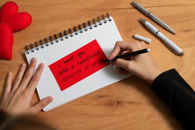 Baru Kencan Sekali, Sudah Dibilang Soulmate ? Hati-Hati, Ini Tanda Love Bombing Berkedok Romantis!