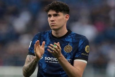 Masih Dibutuhkan di Lini Pertahanan, Inter Milan Ogah Lepas Alessandro Bastoni ke Barcelona