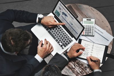 6 Cara Mempertahankan Bisnis Biar Nggak Kalah Saing di Tengah Persaingan Ketat!