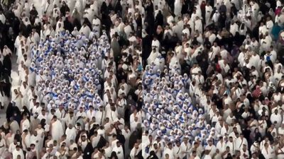 Momen Unik Saat Jamaah Indonesia Tawaf, Laki-laki Buat Barisan Demi Lindungi Perempuan