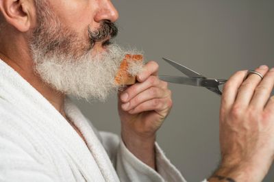 Benarkah Kebiasaan Cabut Kumis Bisa Berbahaya? Simak Faktanya