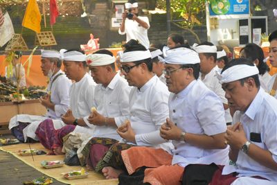 Khidmat Pujawali di Pura Swagina Taman Sari, Arya Wibawa Ajak Warga Perkuat Tri Hita Karana
