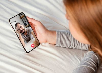 6 Cara Unik Ini Bisa Bikin Hubungan LDR Kamu Lebih Menyenangkan