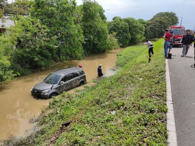 Tak Fokus karena Kartu Tol, Mobil Wanita Ini Nyebur di Kawasan Bandara Soetta