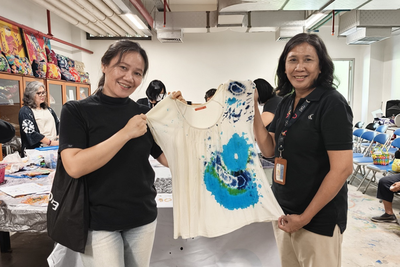 Sulap Kaos Lama Jadi Karya Bernilai, IKAWA UK Petra Gelar Workshop Jumputan Kreatif