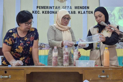 Mahasiswa UNY Ajarkan Pembuatan Pupuk Organik Cair dari Kulit Bawang Merah Kepada Warga Desa Menden