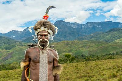 Keunikan Aksesoris Pakaian Adat Papua Dari Mahkota Bulu Hingga Noken Yang Sarat Makna Budaya