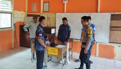 Kawal Demokrasi Desa, Personel Polsek Tungkal Ilir Amankan Jalannya Pemilihan BPD Kemuning