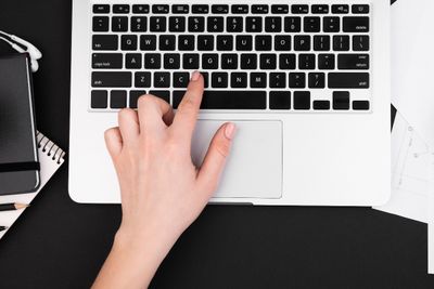 7 Cara Mengatasi Trackpad MacBook Error, Jangan Panik Dulu!