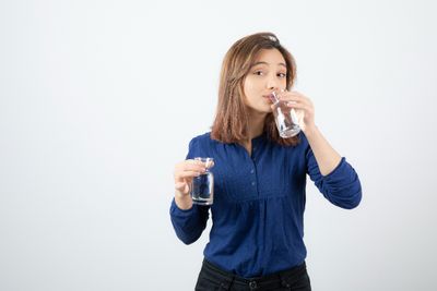 Kebanyakan Minum Air Putih Bisa Bahaya? Ini Tanda dan Dampak yang Jarang Disadari