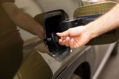 Ini Dampak Buruk Tangki Bensin Mobil Hampir Kosong, Biaya Servis Bisa Membengkak!