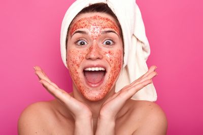 Tips Eksfoliasi untuk Kulit Berjerawat agar Tetap Aman tanpa Iritasi