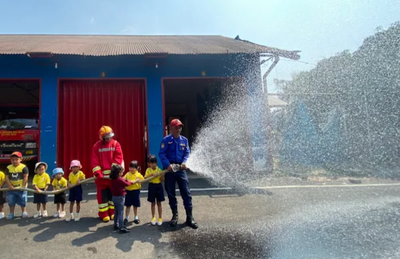 Serunya Jadi Pemadam Cilik, Damkar Kota Malang Ajak Anak TK Belajar Padamkan Api
