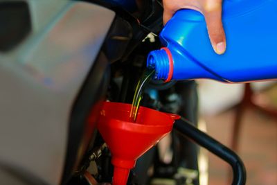 Jangan Asal Tuang Simak Takaran Ideal Oli Samping Motor 2-Tak