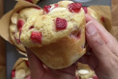 Resep White Chocolate Strawberry Muffins Super Lembut: Seenak Toko Roti Premium!