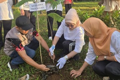 Aksi Hijau DWP Sulsel di Hari Bumi 2026: Tanam Bibit Produktif, Dorong Ekonomi Warga