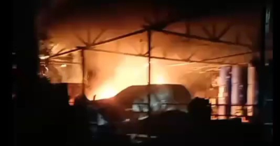 Amuk Massa Pecah! Rumah dan Mobil Terduga Bandar Narkoba Ludes Dibakar Warga di Rohil
