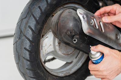 Kenapa Ban Belakang Motor Matic Goyang? Ternyata Ini Penyebabnya