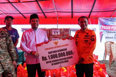Gubernur Sulsel Tinjau Banjir di Bone, Salurkan Bantuan dan Santunan untuk Korban