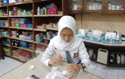 Siswi SMA di Malang Raih Gold Medal Berkat Riset Salep Luka Diabetes dari Larva Lalat Hijau