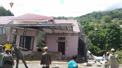 Bodewin Wattimena Tinjau Lokasi Longsor di Perumahan Gadihu