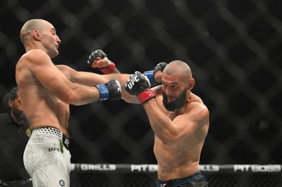Sean Strickland Bungkam Khamzat Chimaev di UFC 328, Sukses Rebut Kembali Sabuk Juara